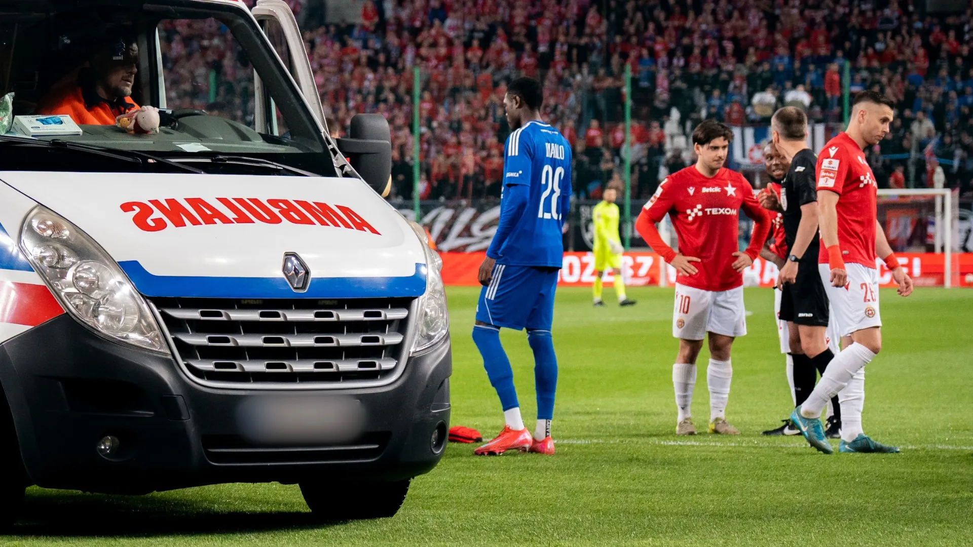 L'orribile infortunio è arrivato a seguito di un intervento durante Wisla Cracovia-Miedz Legnica
