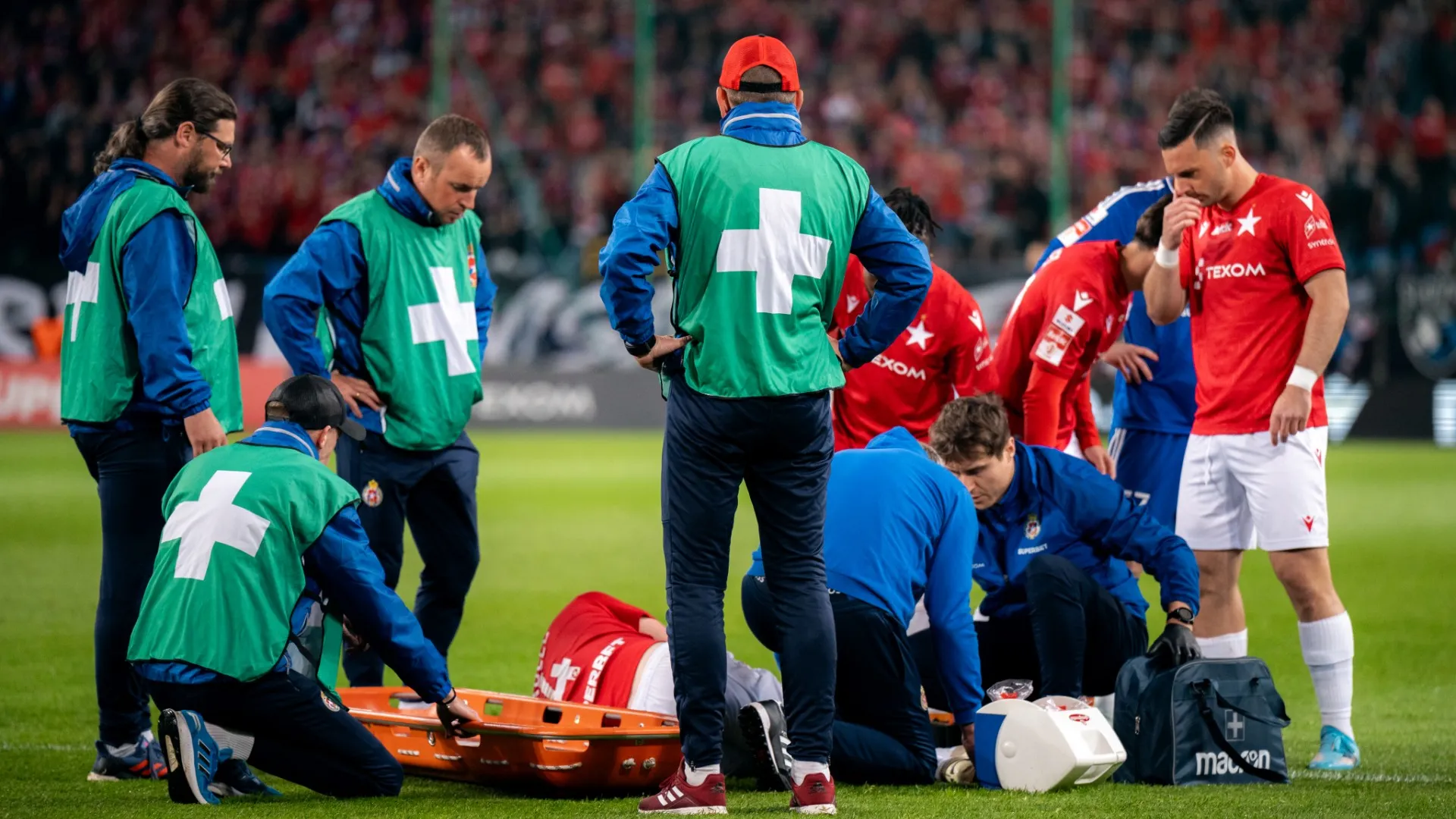 Il campione del Wisla Cracovia si è rotto entrambe le tibie 
