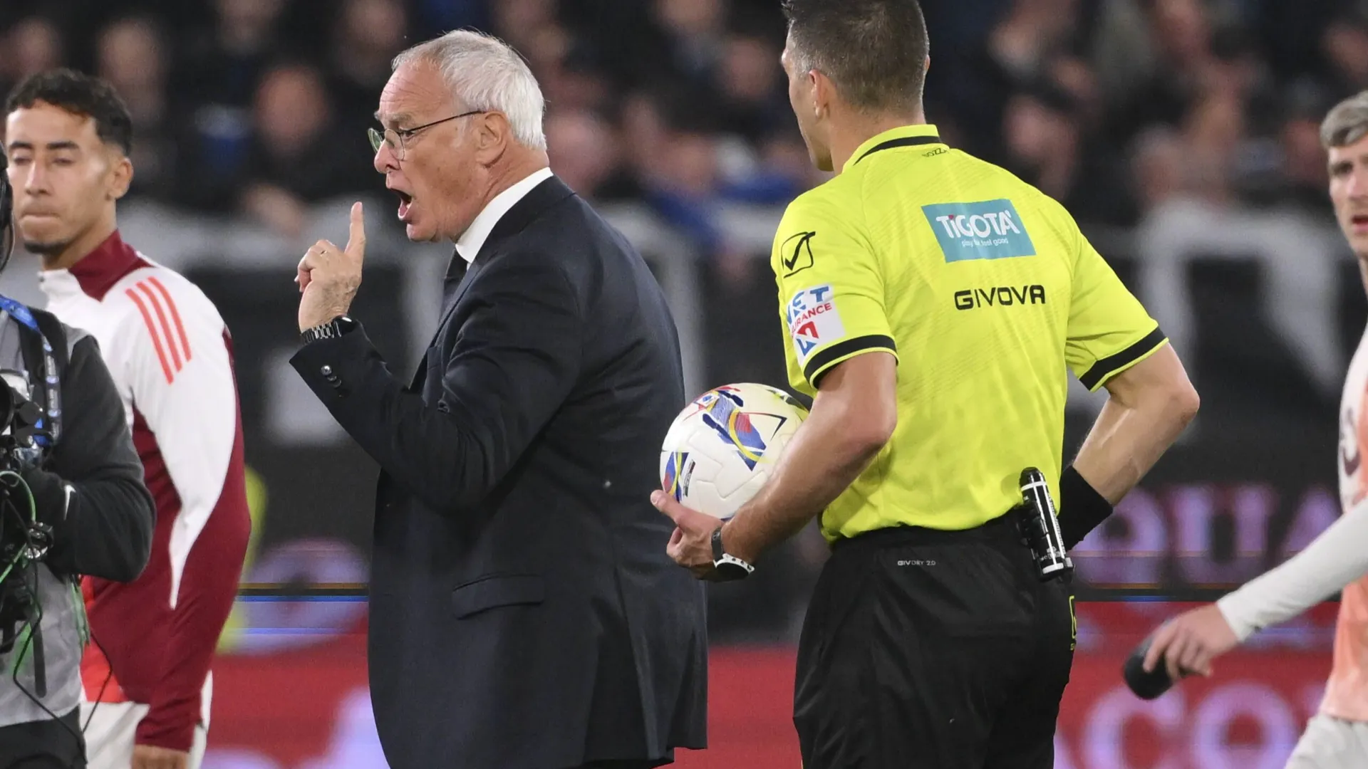 Ai microfoni di DAZN, Ranieri si è mostrato furioso e ha chiesto spiegazioni