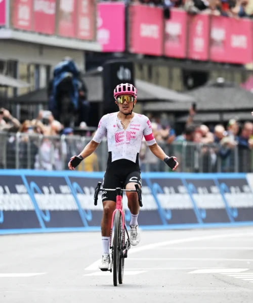 Giro 2025: Richard Carapaz batte un colpo a Castelnovo ne’ Monti, Isaac Del Toro ancora in rosa