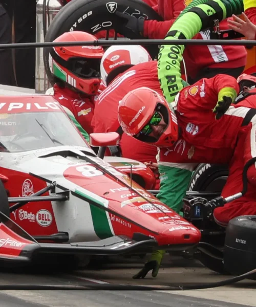Travolge il suo team e ferisce 4 meccanici: le immagini
