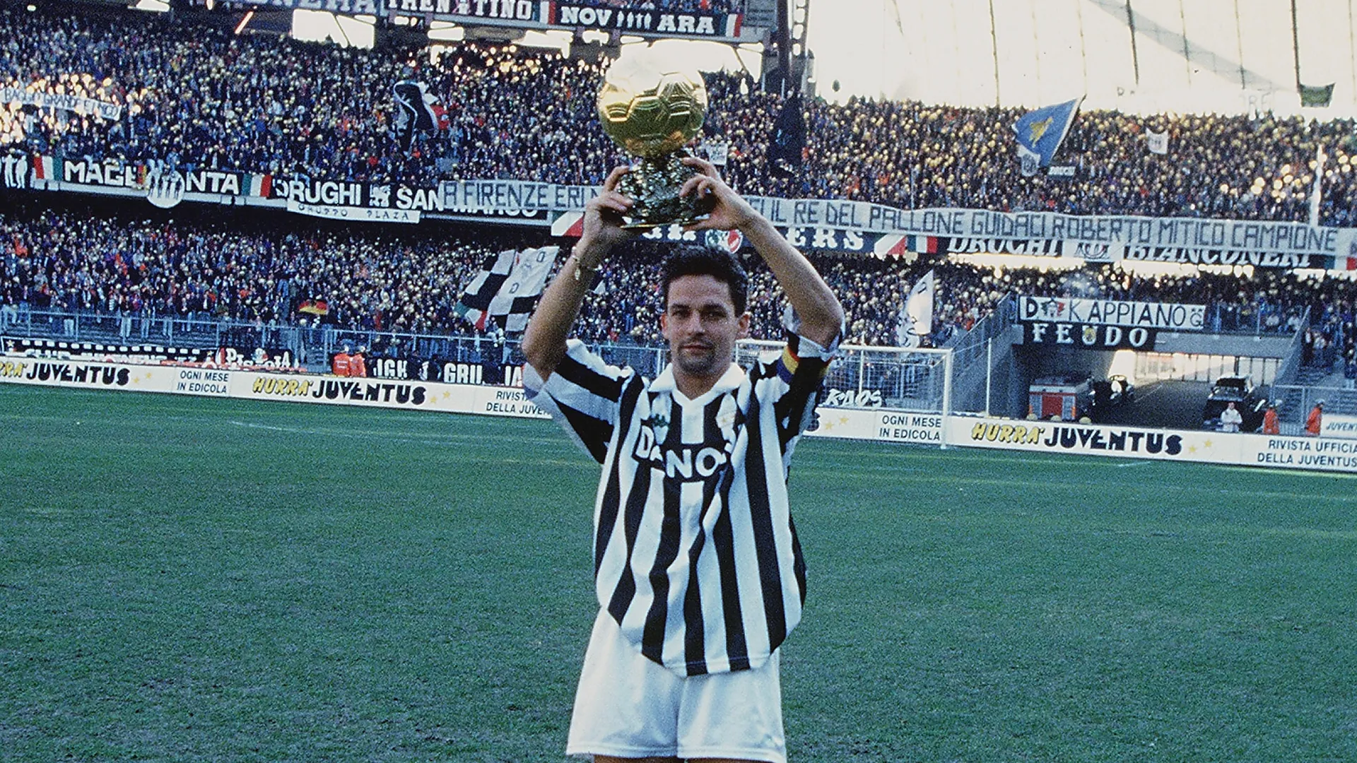La FIFA l'ha inserito all'ottavo posto nella classifica dei migliori numeri 10 della storia del calcio
