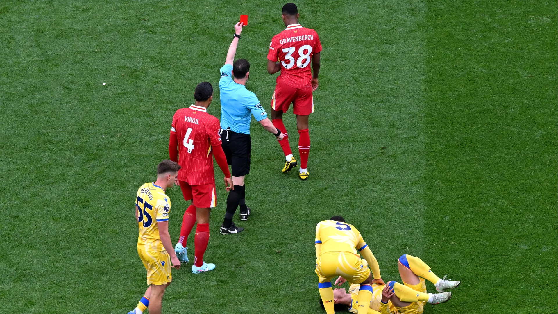 Ingenuità del centrocampista del Liverpool che è stato espulso contro il Crystal Palace
