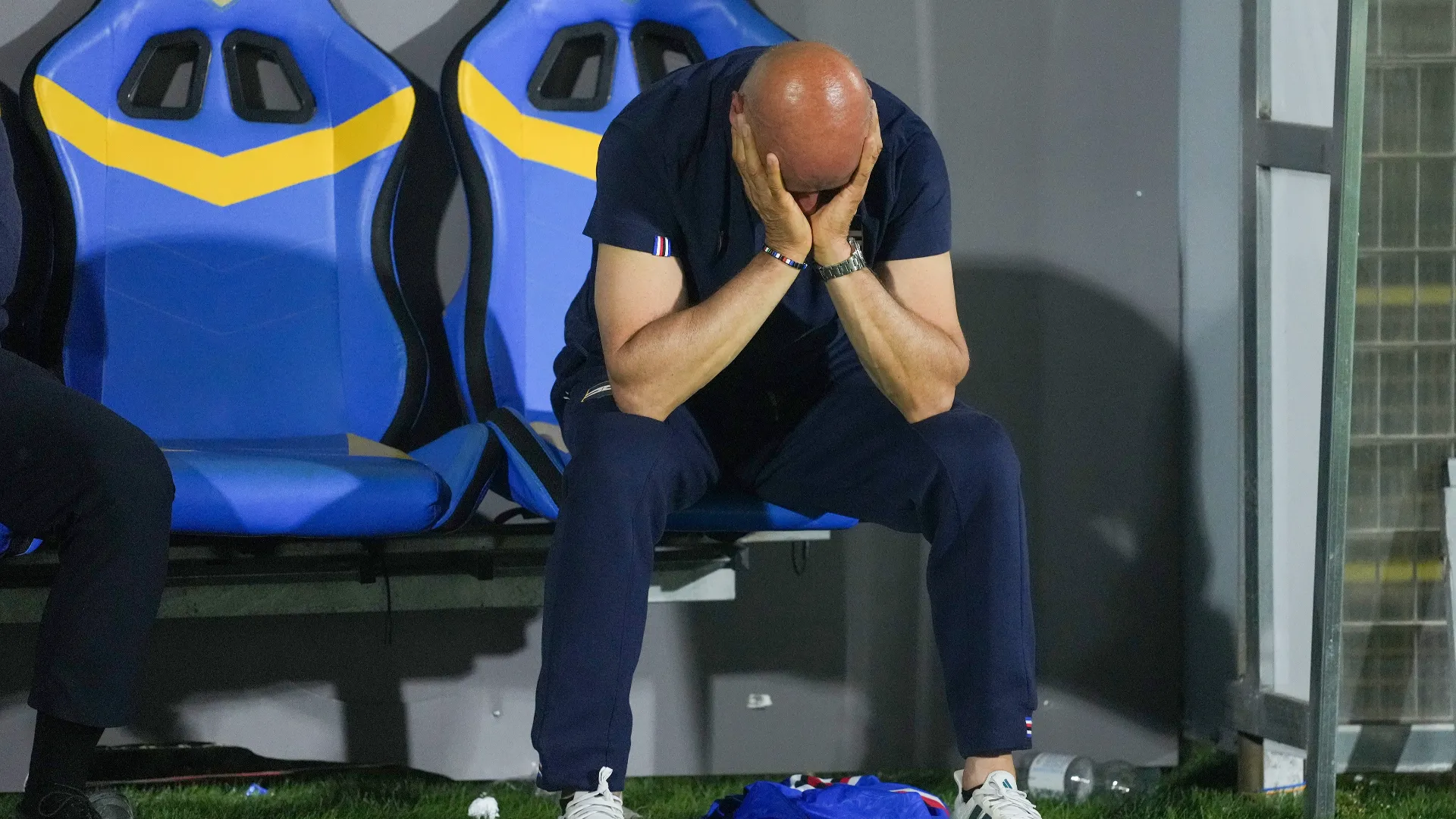 Anche i dirigenti non si sono trattenuti: Attilio Lombardo, uno dei vincitori del campionato di Serie A nel 1991, si è commosso
