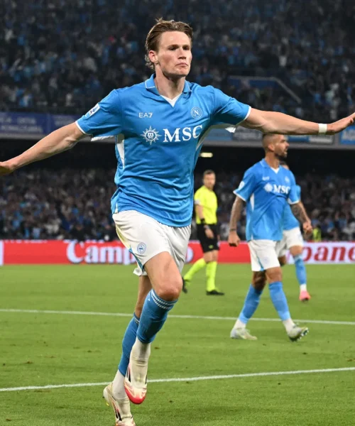 Tripudio Napoli: Cagliari ko e quarto scudetto. Vittoria inutile dell’Inter a Como