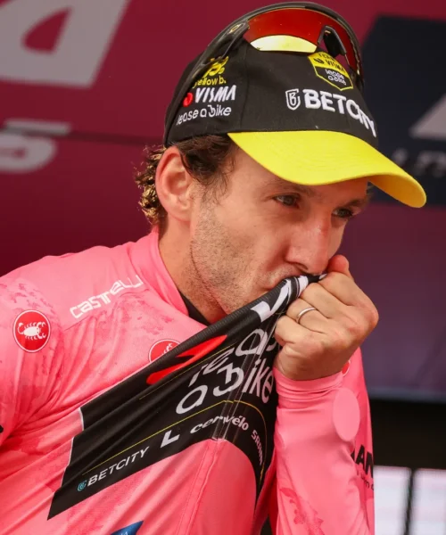 Giro d’Italia, Simon Yates incredulo dopo il ribaltone: “E’ come una favola”