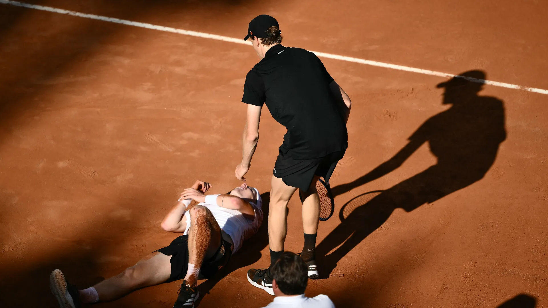 De Jong ha subito sentito male al polso ed è rimasto a terra