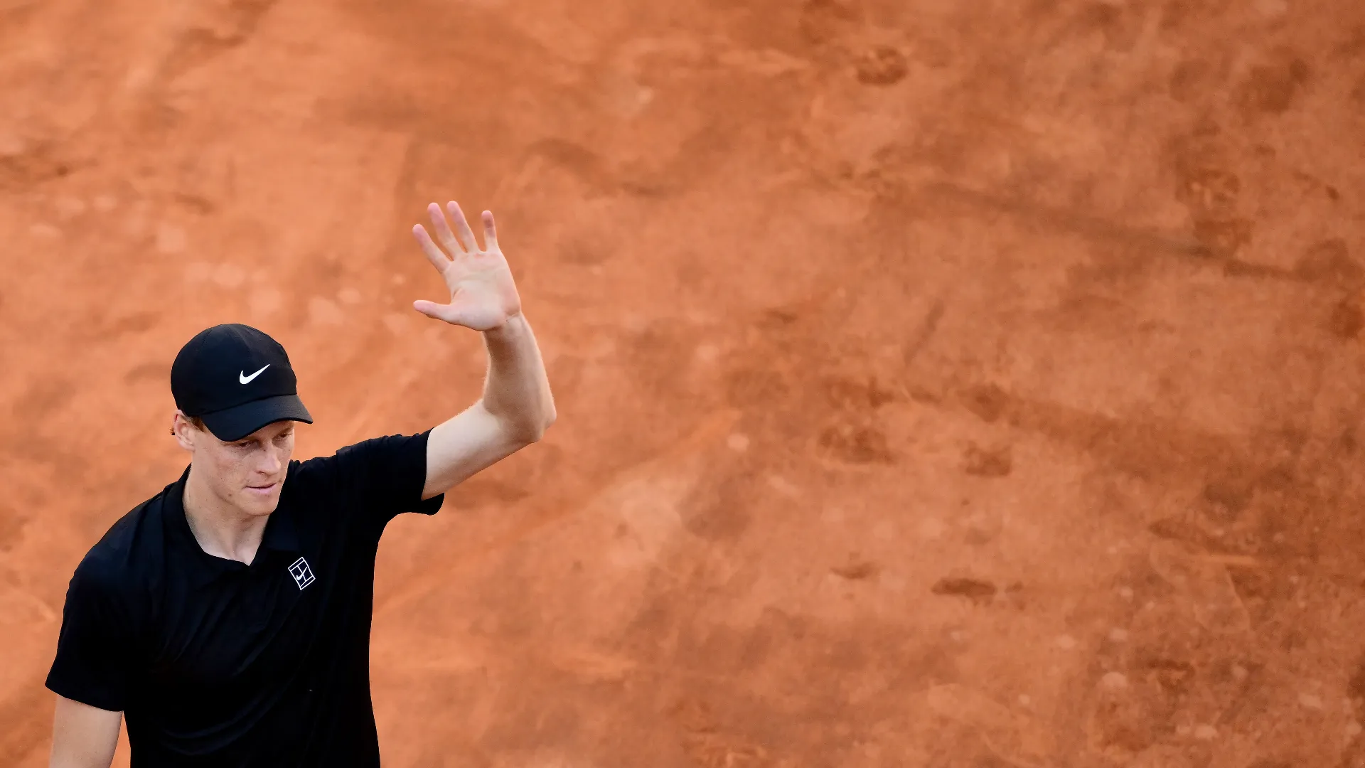 Il tennista azzurro dà prova di grande sportività durante il match contro Jesper De Jong