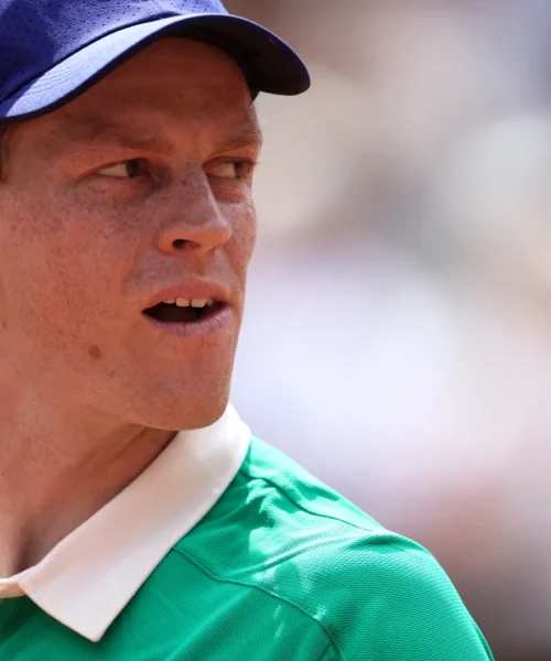 Jannik Sinner replica secco alle provocazioni degli spagnoli