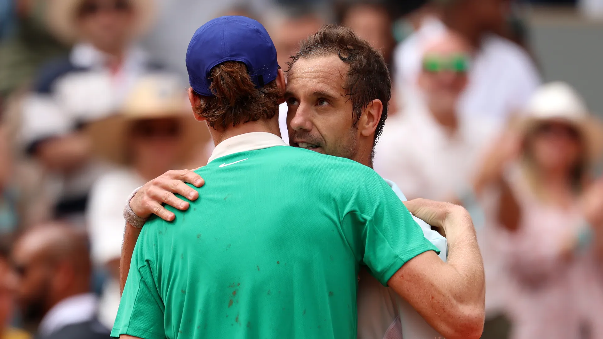 Il numero uno del mondo chiude in tre set la partita contro il veterano francese, al passo d'addio al tennis