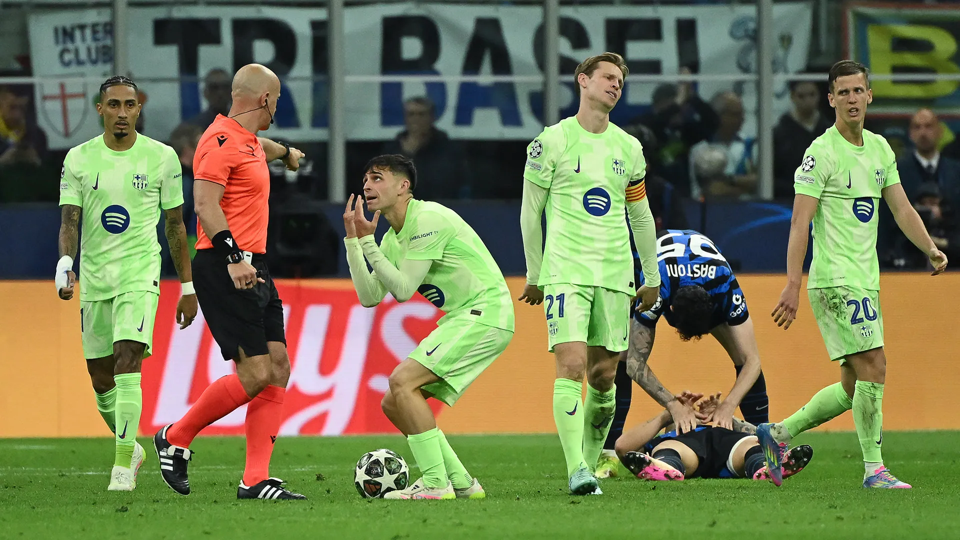 Prima della partita, Marciniak era stato accusato dai media vicini al Barcellona di essere un simpatizzante del Real Madrid