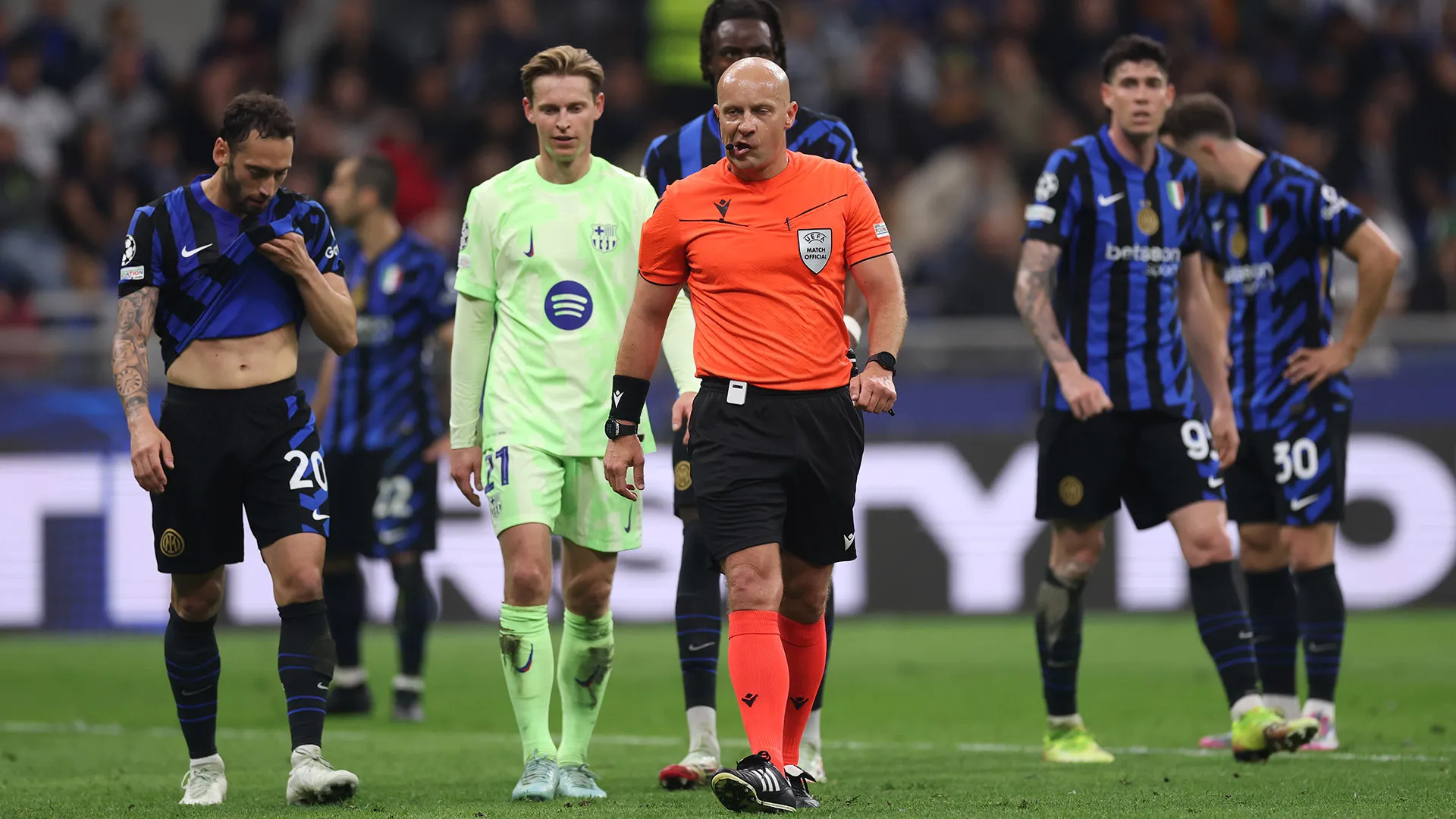 Il Barcellona si lamenta per almeno quattro episodi: un presunto tocco di mano di Acerbi nell'area dell'Inter, il rigore assegnato a Lautaro Martinez, il rigore non assegnato a Lamine Yamal e un presunto fallo in occasione del gol del 3-3 di Acerbi