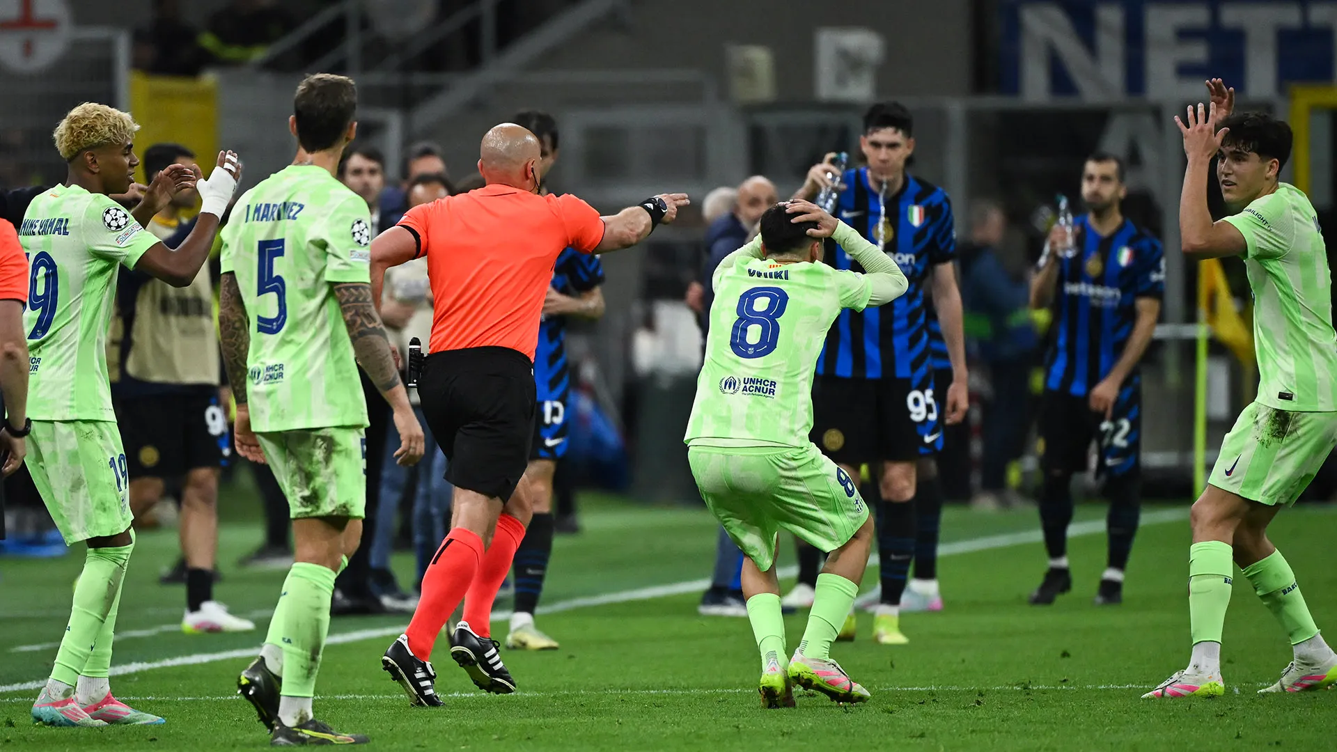 "Tutto il mondo ha visto in che modo ha arbitrato", ha tuonato Inigo Martinez