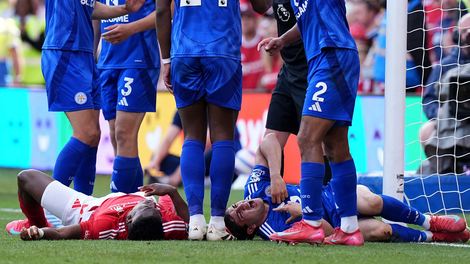 I medici del Nottingham Forest si sono precipitati in campo per verificare le sue condizioni
