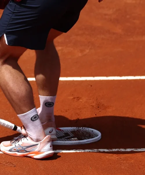 Il campione perde la testa e disintegra la racchetta: le foto