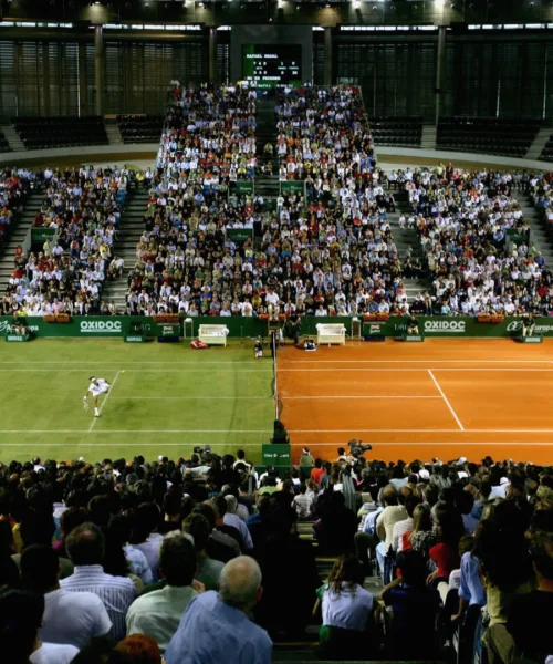 Un campo, due superfici: 18 anni fa l’epico scontro tra Federer e Nadal. Foto