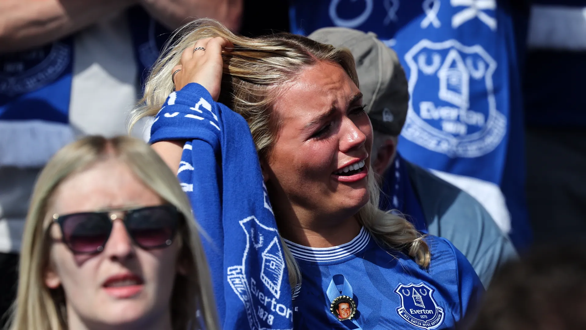 Molti tifosi non sono riusciti a trattenere le lacrime
