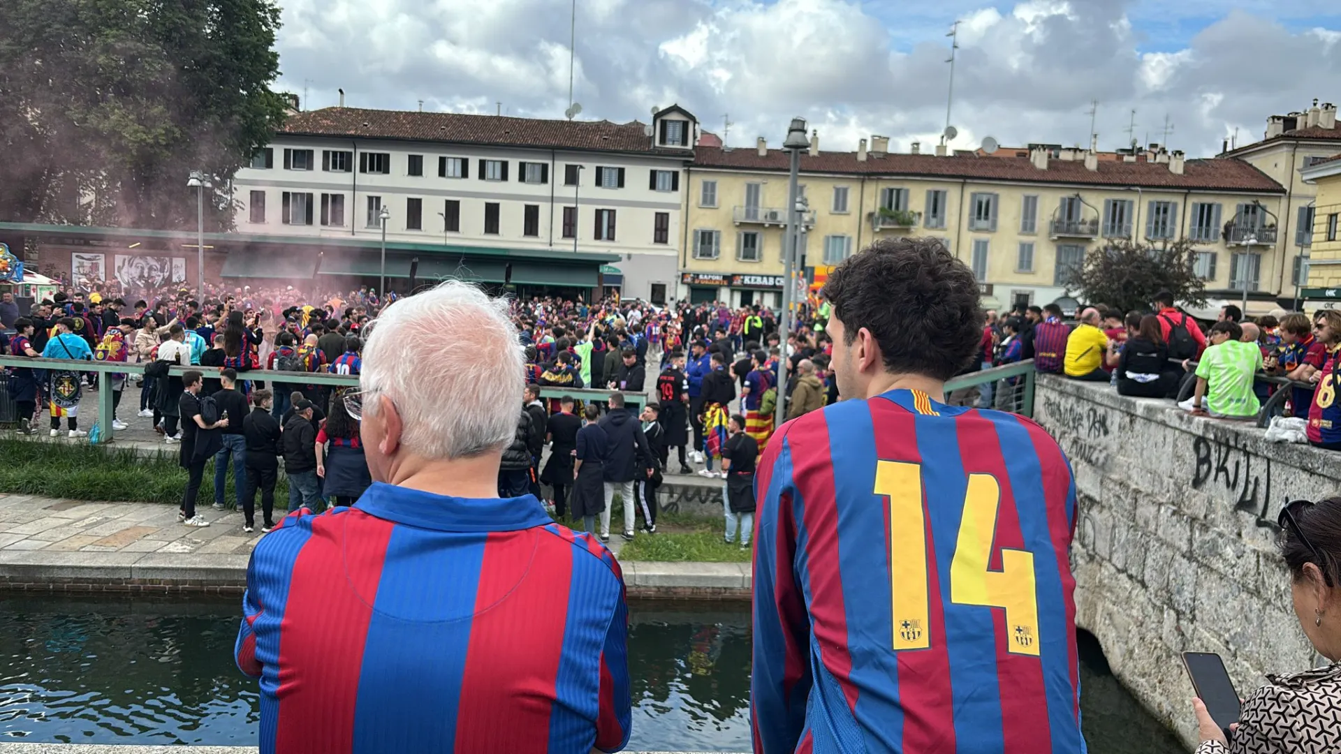 Splendida questa immagine: questi due tifosi sperano di festeggiare tra qualche ora