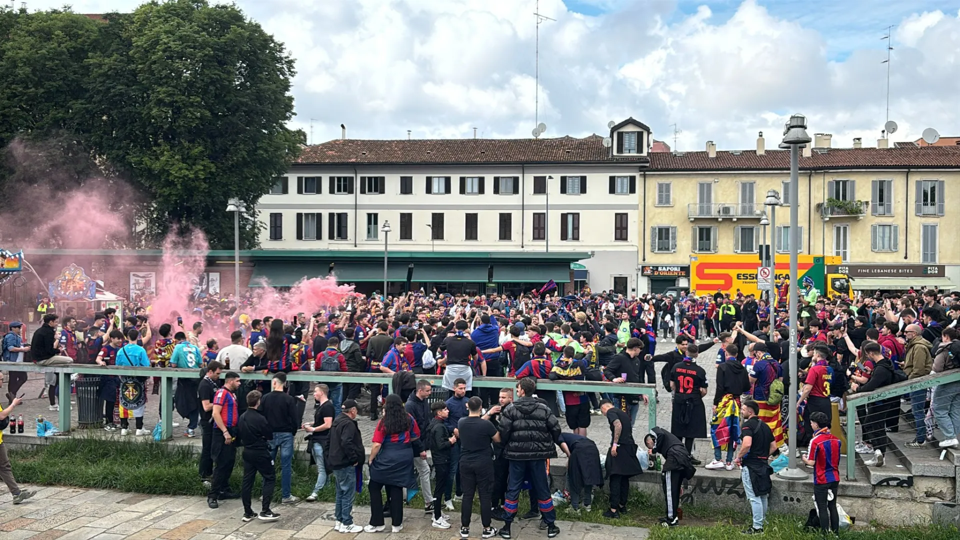 Qualcuno ha anche acceso dei fumogeni 