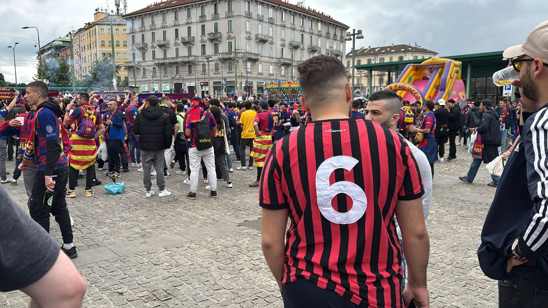 Tra i tantissimi tifosi del Barcellona è spuntata anche una maglia del Milan di Franco Baresi