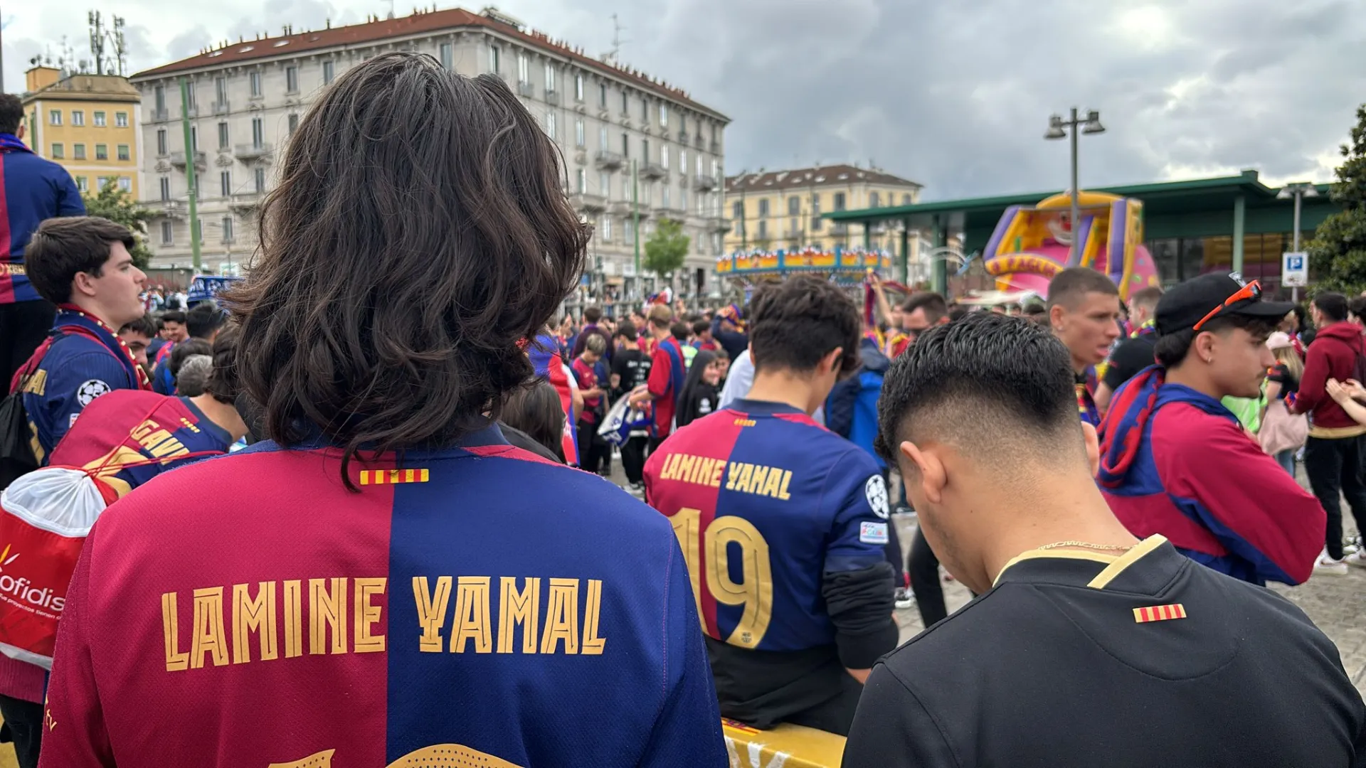 Tantissime le maglie di Lamine Yamal intraviste nelle vie di Milano