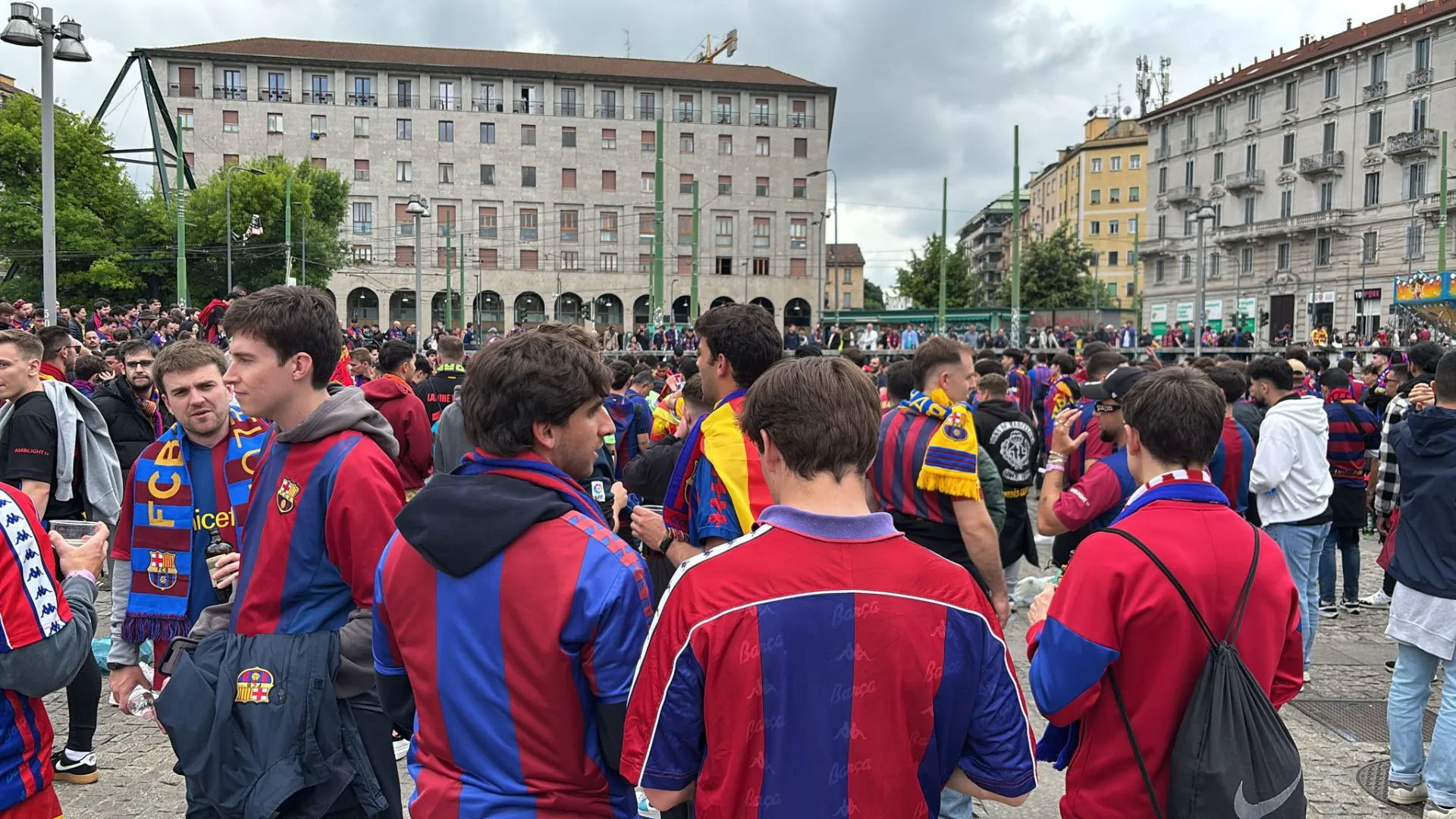 Si stima che dalla Spagna siano arrivati 4.500 sostenitori della squadra catalana
