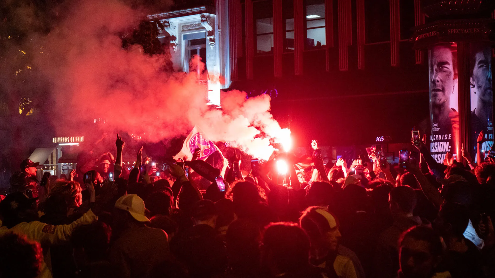 La festa dei tifosi del PSG si è protratta fino a tarda serata
