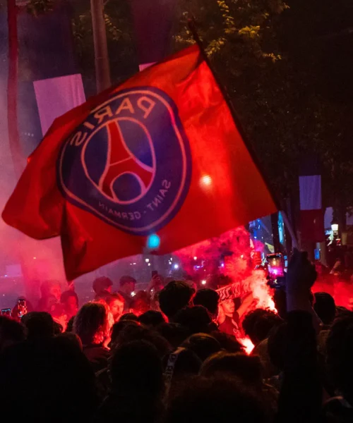 Delirio a Parigi dopo la vittoria del PSG: le foto dei tifosi scatenati