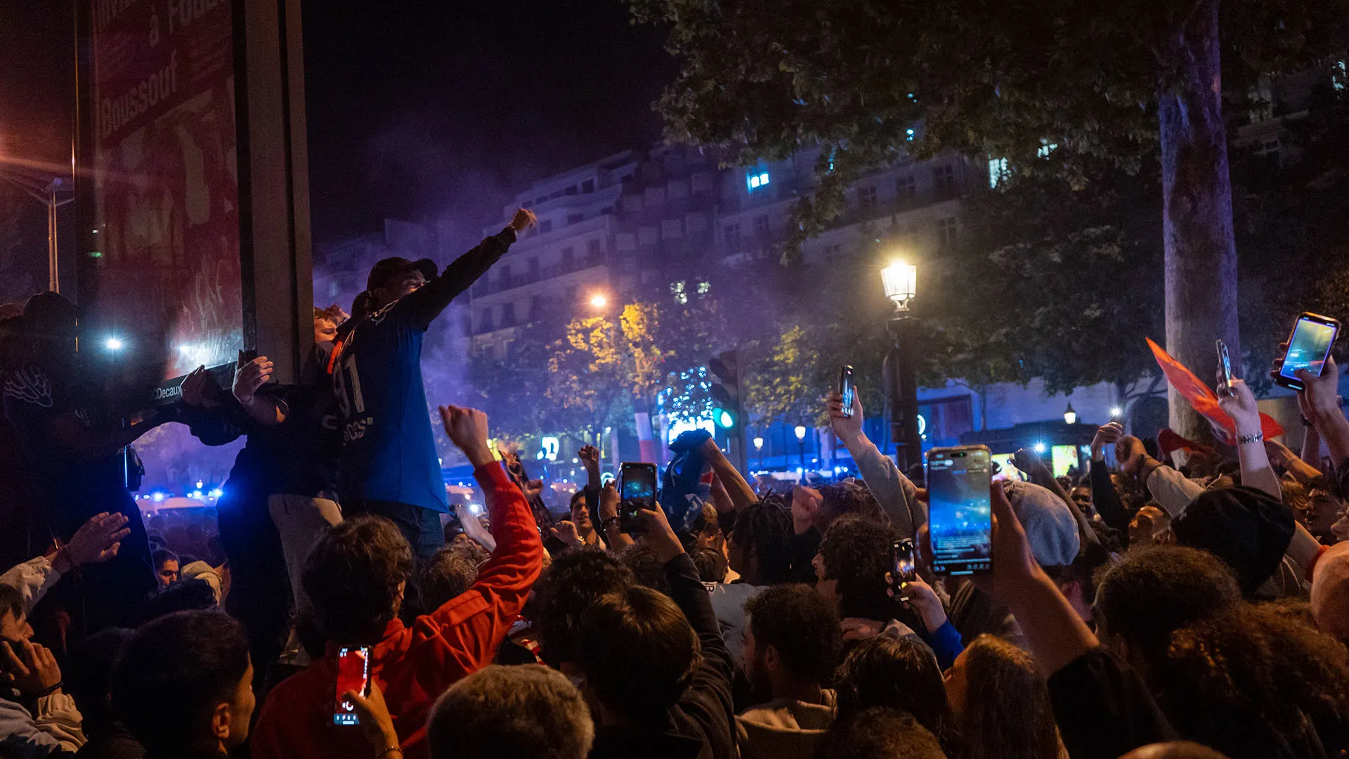 Le strade erano affollate di tifosi scatenati
