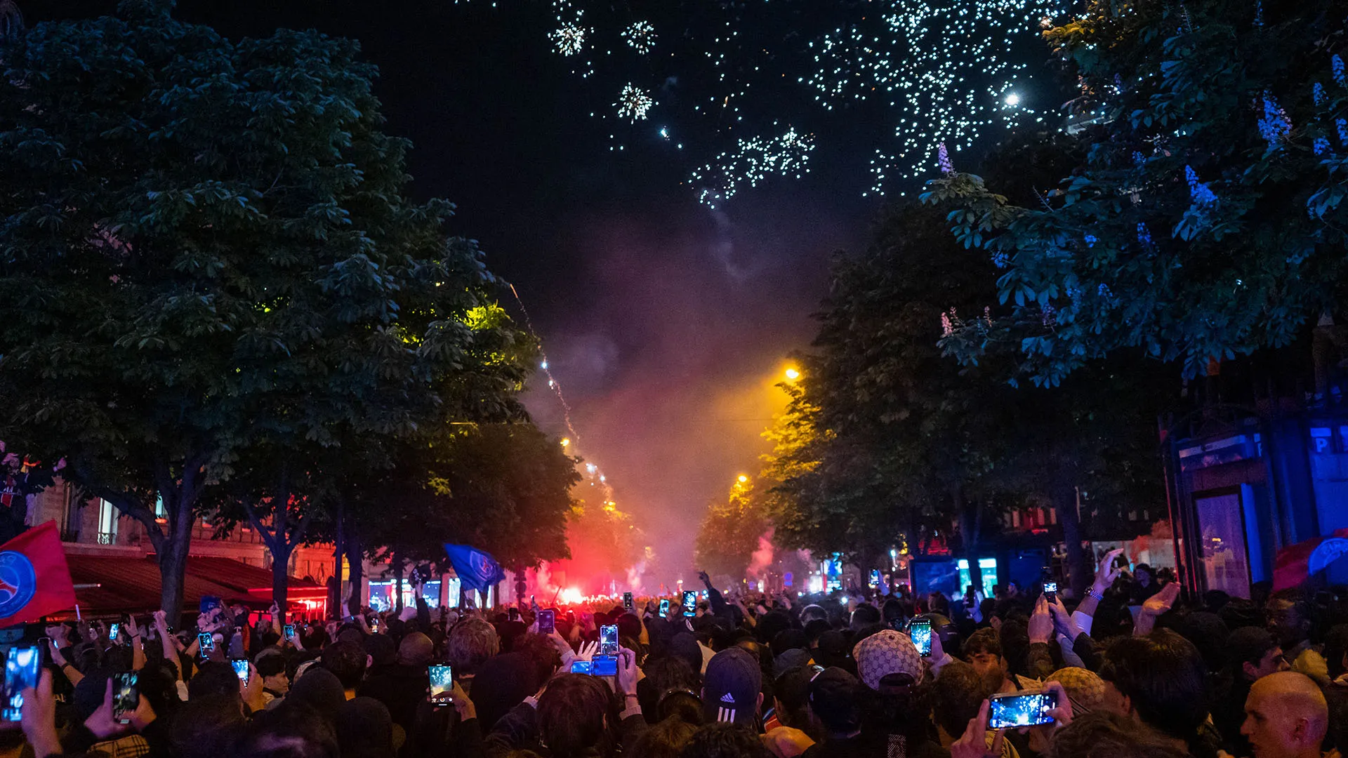 Delirio a Parigi dopo la vittoria del PSG: le foto

