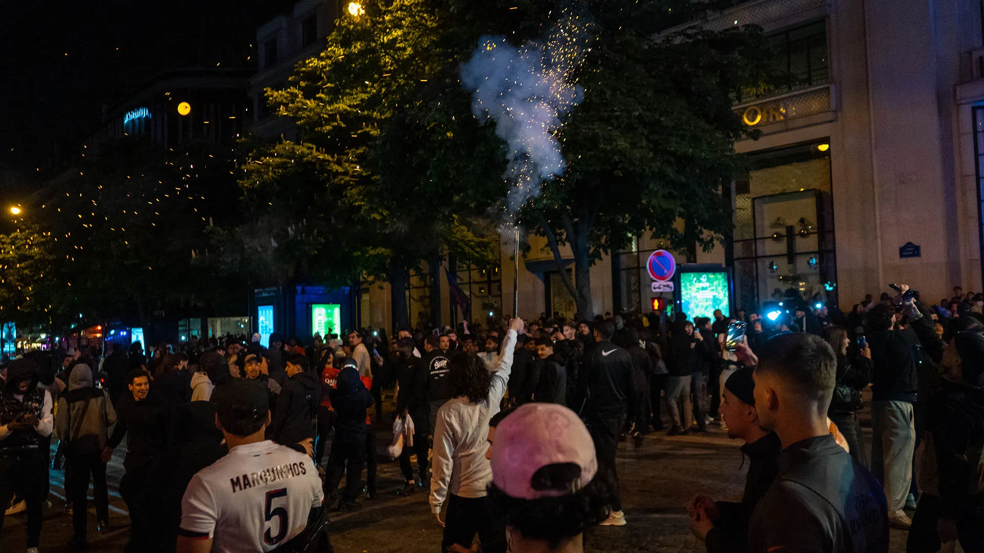 Al termine della partita i tifosi si sono riversati nelle strade di Parigi
