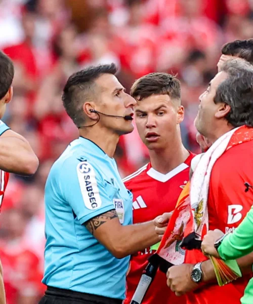 Follia: tifoso invade il campo e aggredisce l’arbitro. Foto