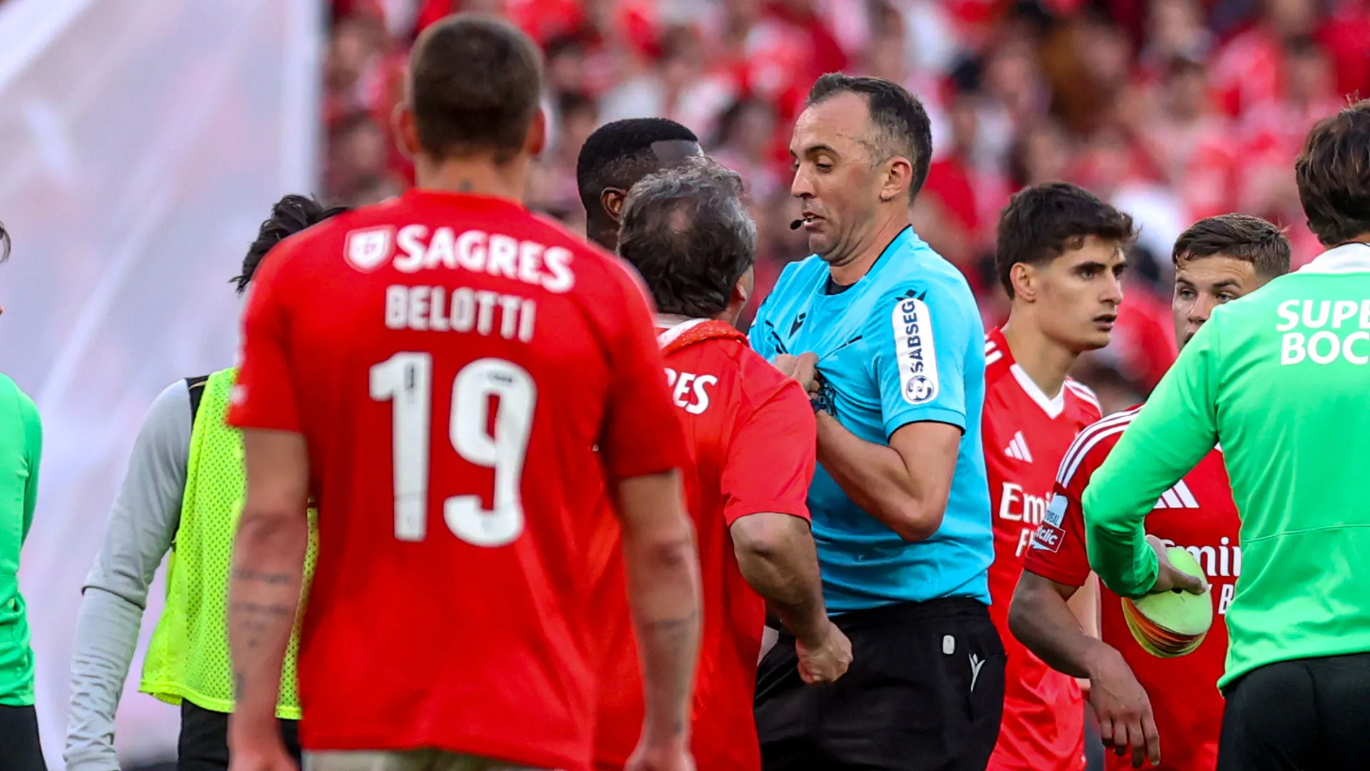 Follia: tifoso invade il campo e aggredisce l'arbitro

