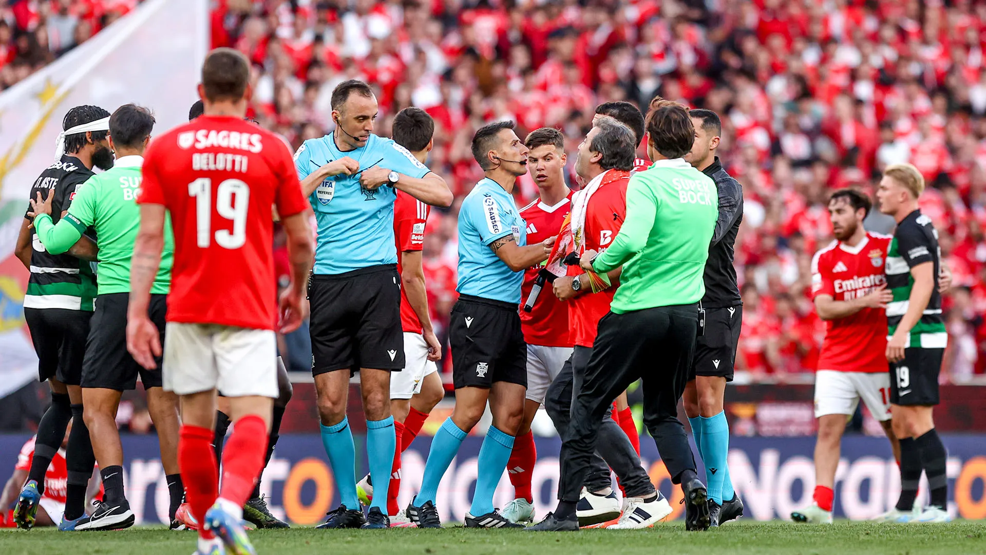 Una volta entrato, l'uomo si è avvicinato minacciosamente all'arbitro
