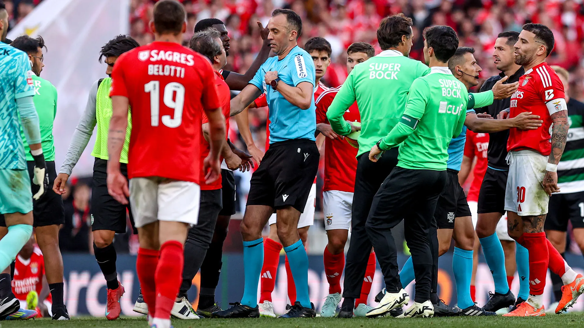 L'uomo ha superato gli steward ed è entrato sul terreno di gioco
