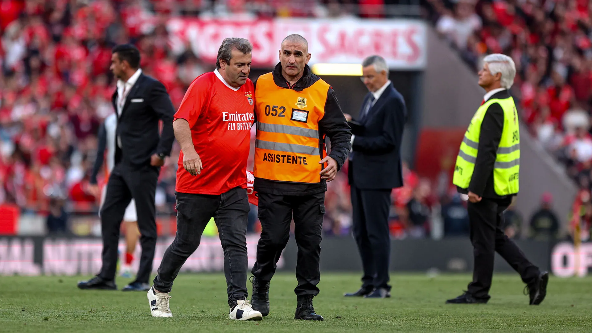 L'arbitro era molto spaventato dall'invasione dell'uomo
