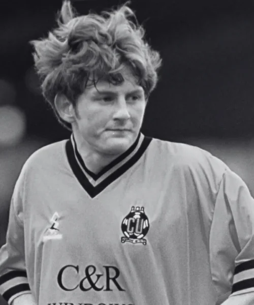 Il mondo del calcio piange Tom Youngs, aveva 45 anni. Le foto della carriera