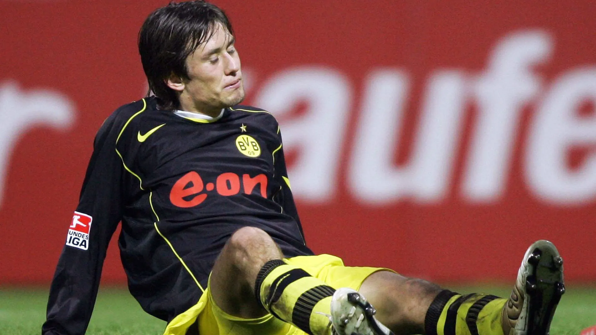 L'ex giocatore di Arsenal e Borussia Dortmund è stato ricoverato in terapia intensiva