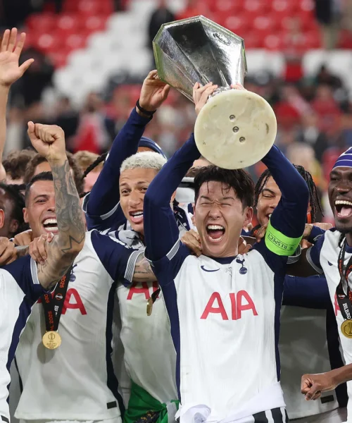 Vincono ma la UEFA non gli dà la medaglia: le immagini