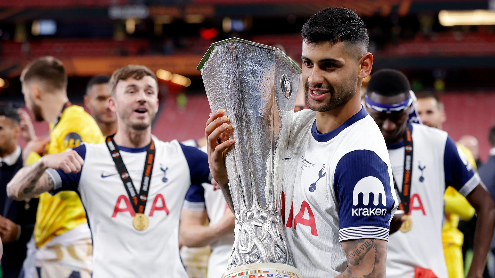 Il motivo? La UEFA ha fatto male i calcoli e non c'erano abbastanza medaglie per premiare tutti
