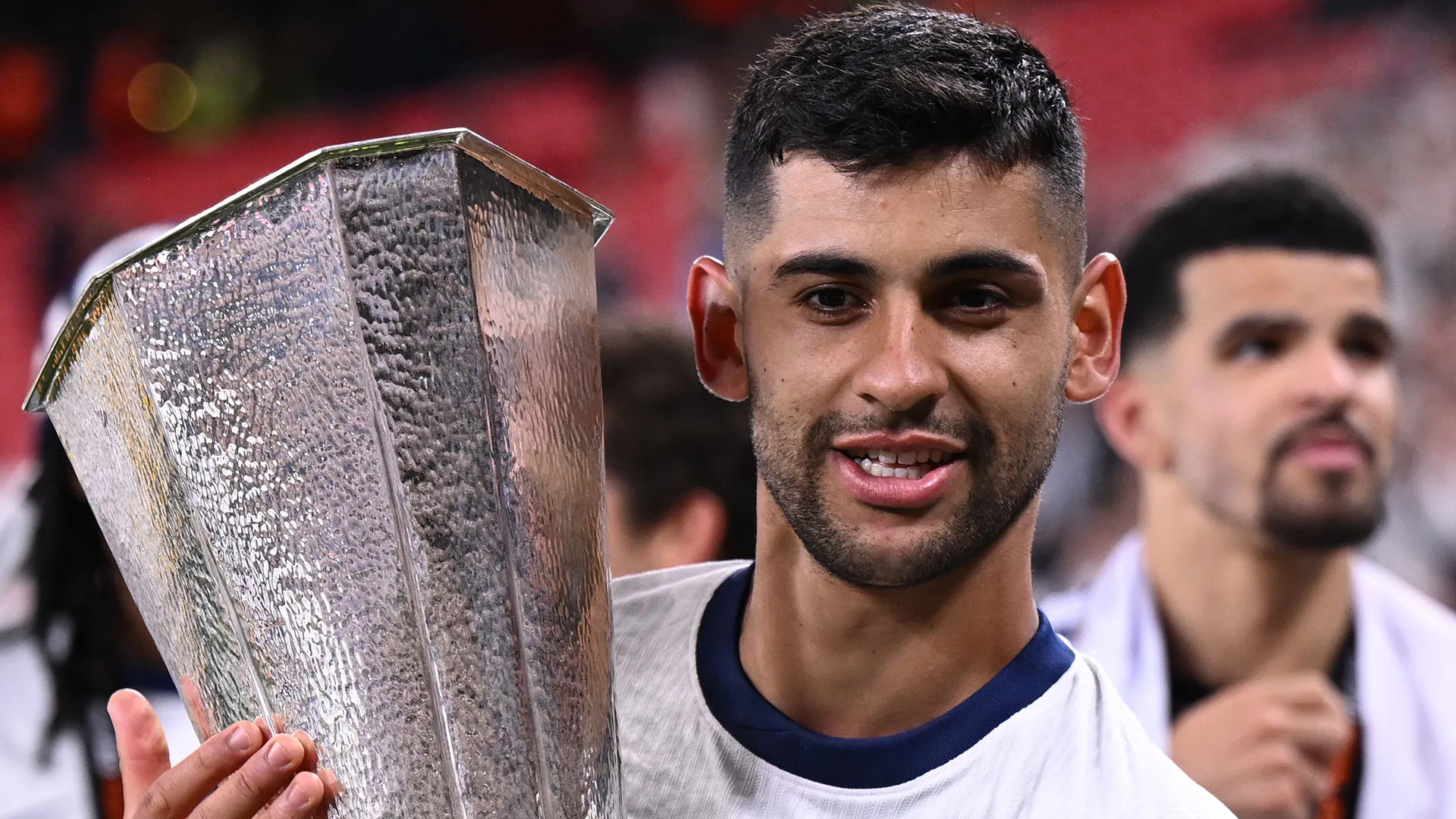 Al momento di premiare Bentancur, Romero e di Son, Ceferin realizza di aver terminato le medaglie
