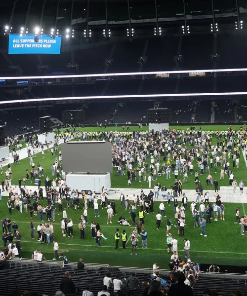Il Tottenham vince a Bilbao, a Londra i tifosi invadono il campo. Foto