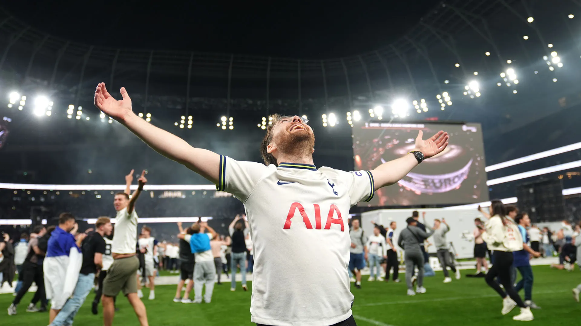Dopo la vittoria i fan degli Spurs hanno invaso il terreno di gioco
