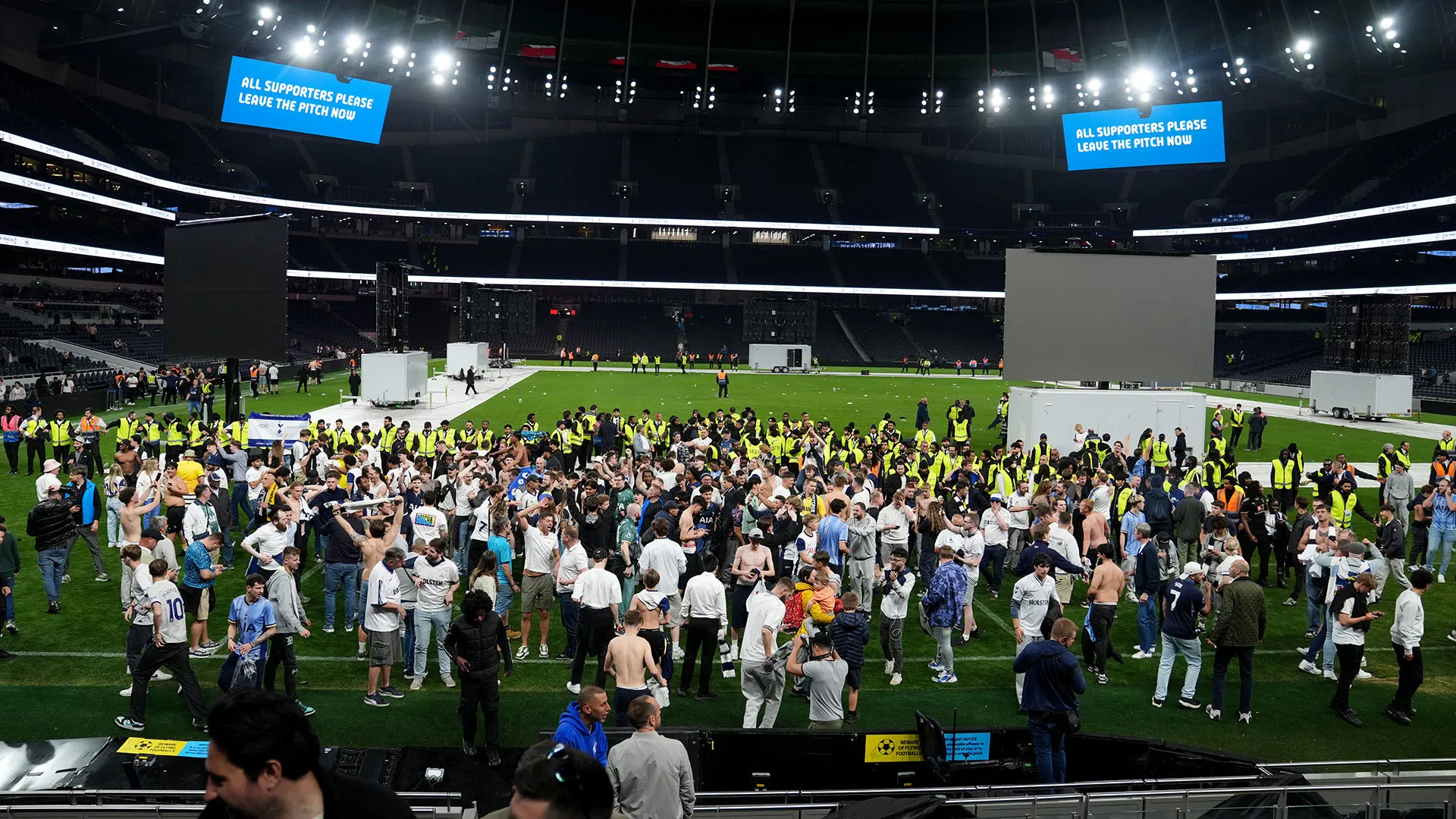 I tifosi che sono rimasti a Londra hanno potuto godersi la partita nel loro stadio

