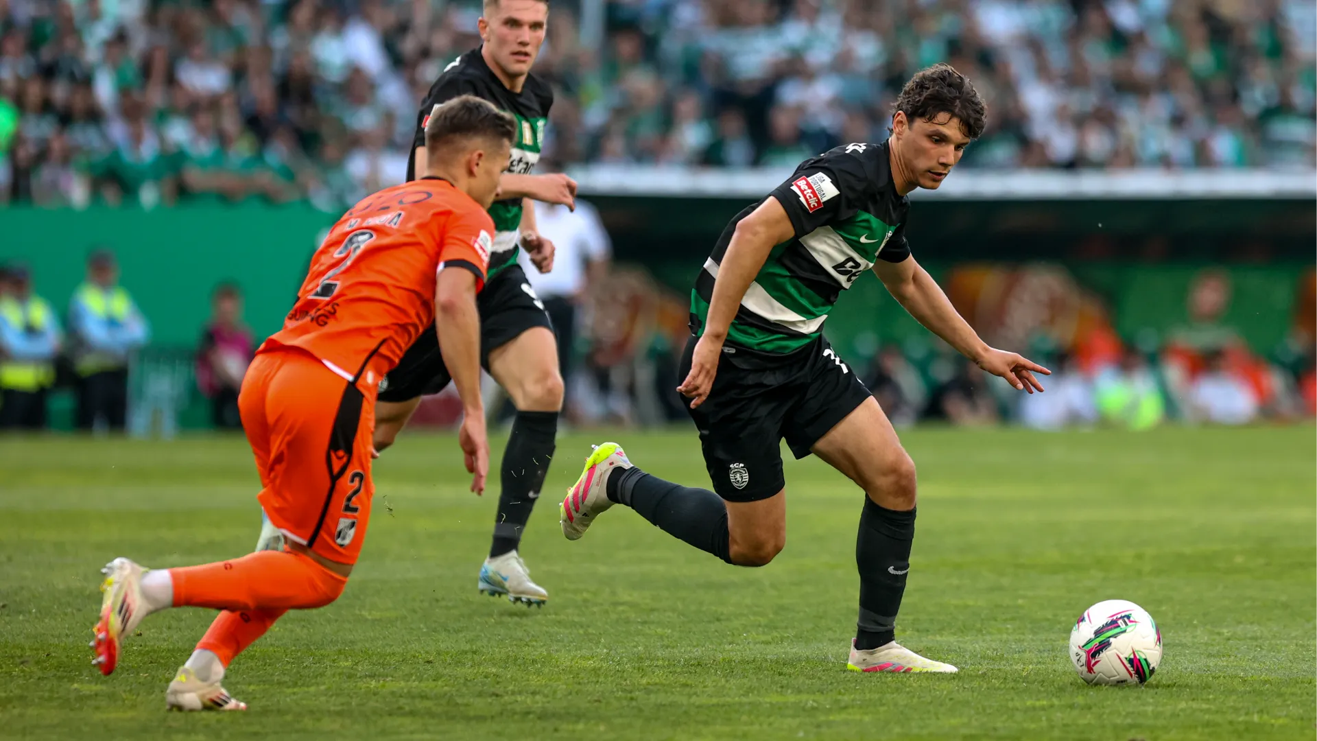 Durante la sfida tra Sporting Lisbona e Vitória Guimarães, alcuni individui hanno sottratto il trofeo da una stanza dello stadio
