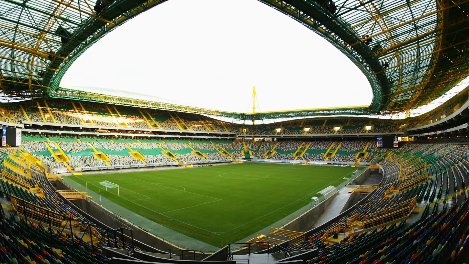 La coppa era custodita lì perché sabato Arsenal e Barcellona si sfideranno proprio allo stadio Alvalade
