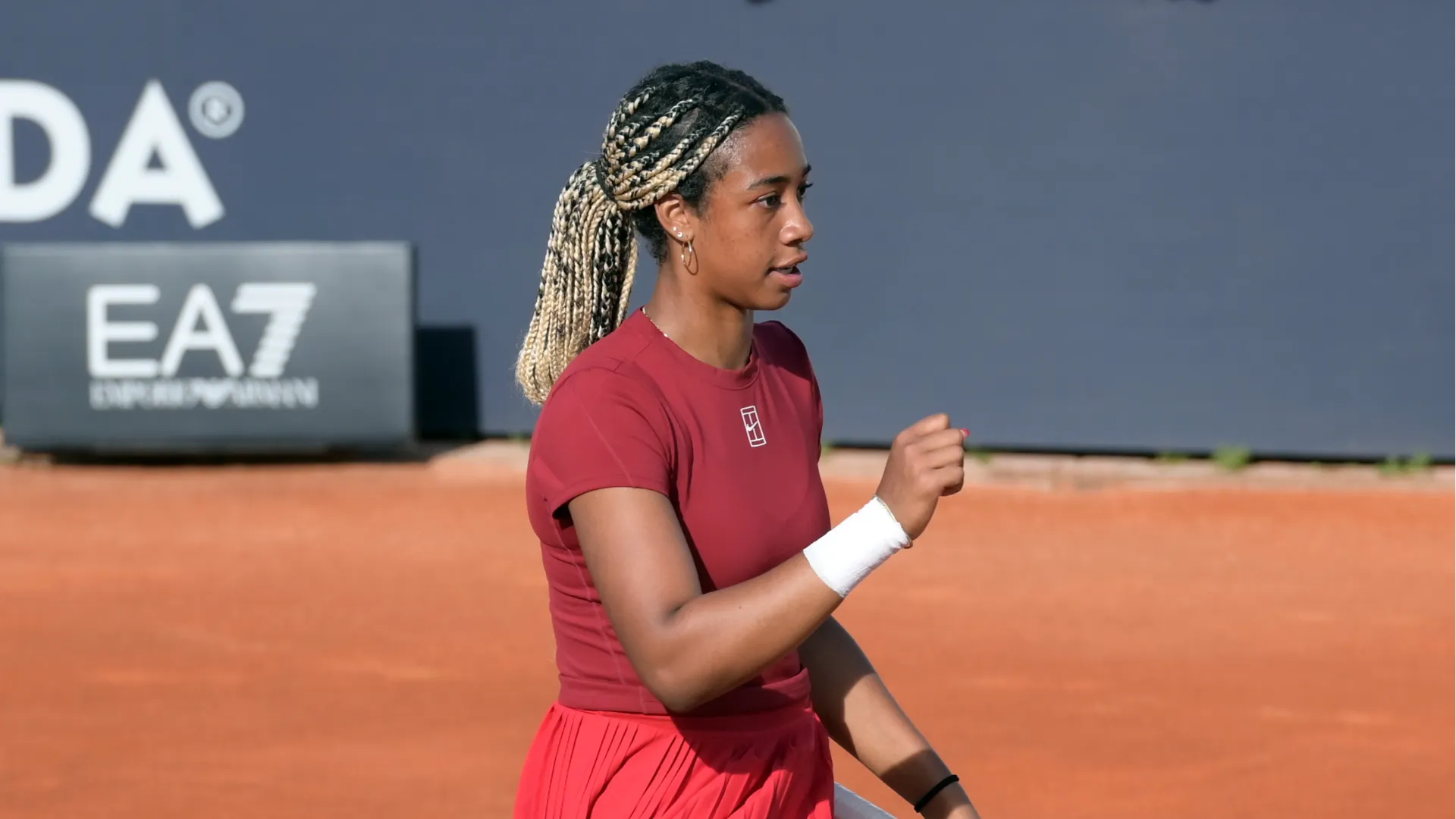 È cresciuta tennisticamente all'Accademia di Riccardo Piatti a Bordighera, dove ha incrociato anche Jannik Sinner
