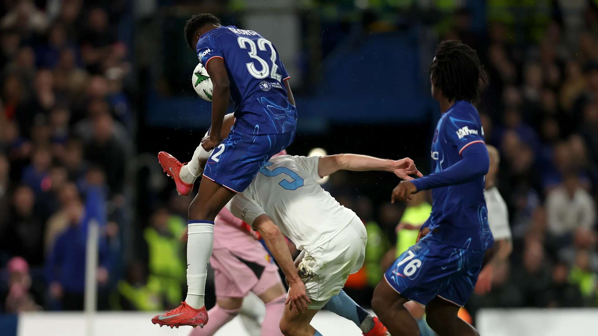 L'intenzione di Tyrique George era quella di spingere il pallone in rete

