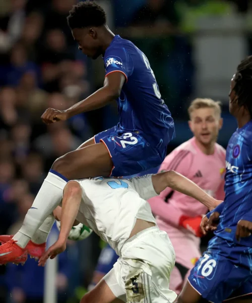 Si siede sopra all’avversario durante la partita: le curiose foto