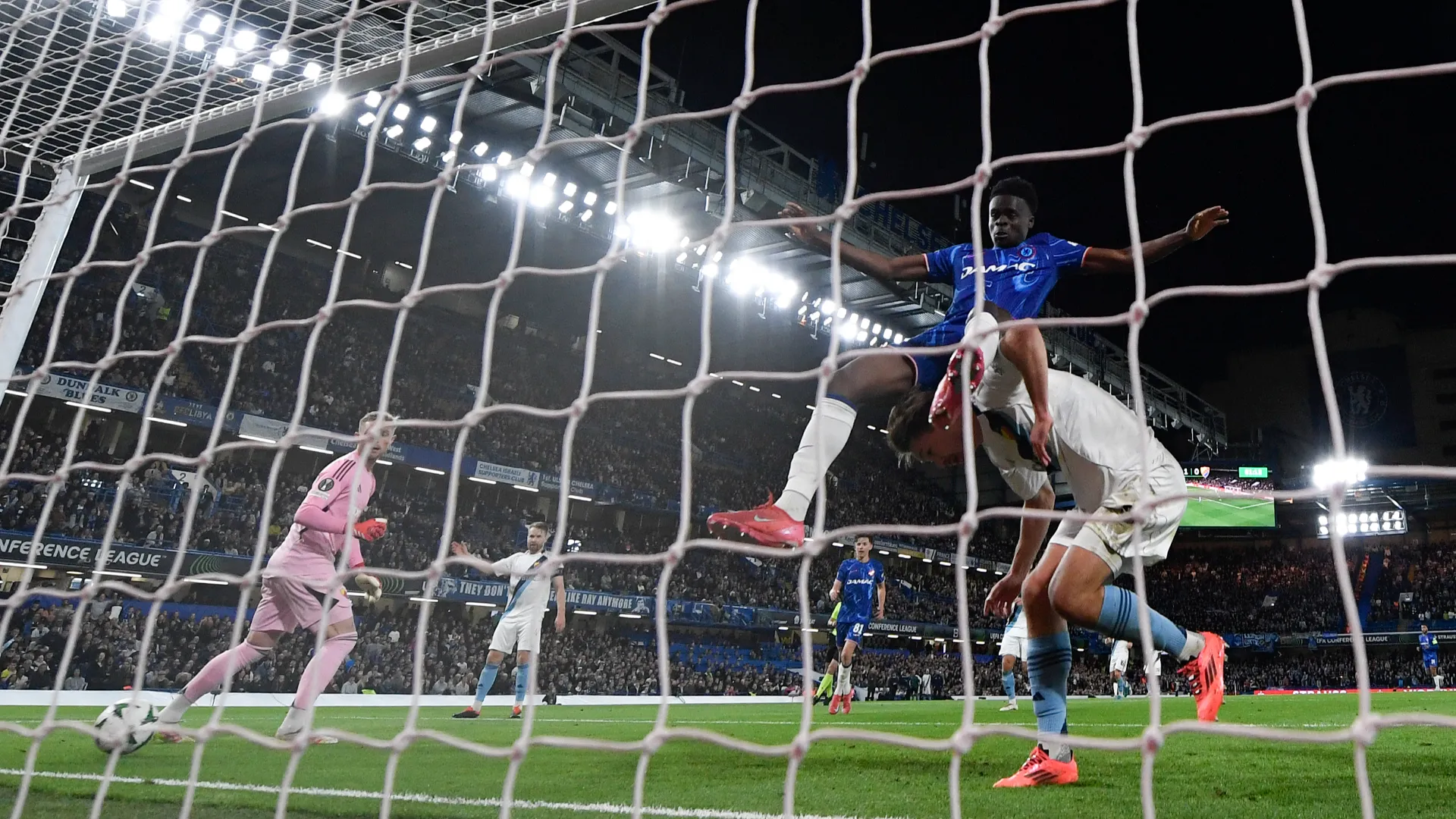 Dalle immagini pare quasi che il campione del Chelsea sia seduto sopra l'avversario
